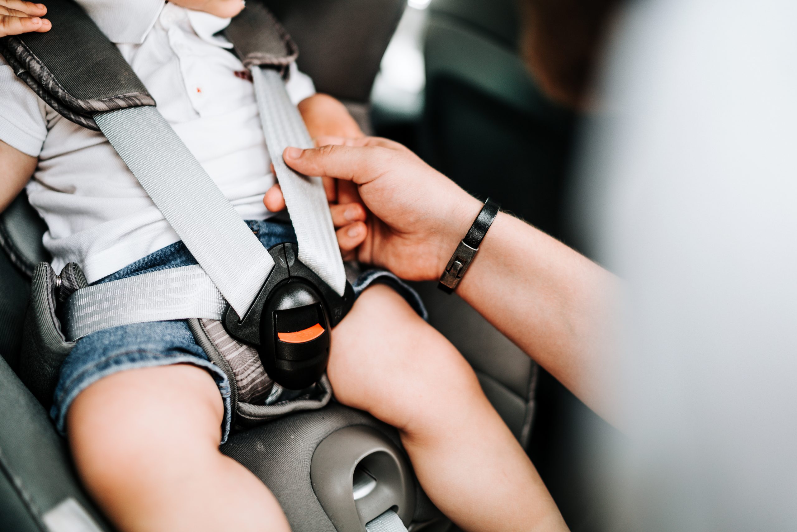 Cómo elegir la silla adecuada cuando tu hijo viaja con cinturón de  seguridad